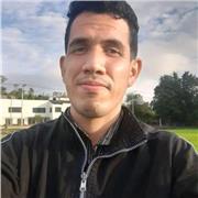 Profesor de Química imparte clases a estudiantes de primaria y secundaria